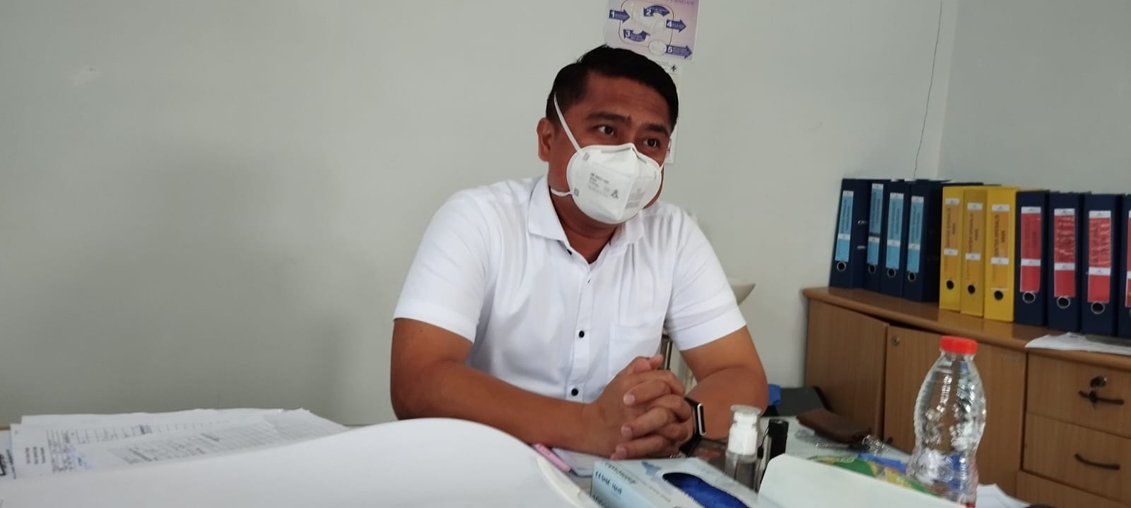 dr Syahreza Hasibuan Sp A (dokter spesialis anak) kerjasama dengan PT AR Tambang Emas Martabe diruangan kerjanya di Puskesmas Batang Toru, Kamis (21/3/2024). (Ikhwan Nasution/01).