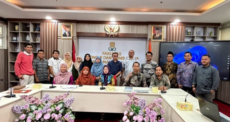 Berpoto bersama usai benhmarting dan penandatangan MoA dan AI Utusan Prodi Ekonomi Syariah UIN Syahada Padangsidimpuan dengan Ka Prodi Ekonomi Syariah UIN SUKA Yokyakarta, Selasa (28/5/2024).(istimewa)