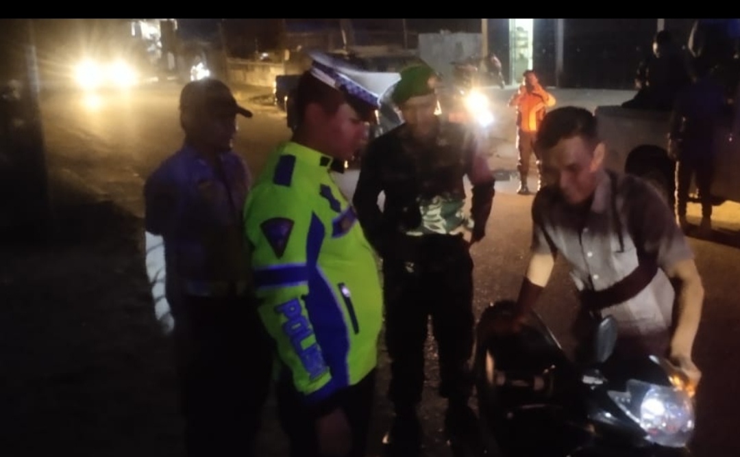 Salah satu langkah personel polres Kota Padangsidimpuan memberikan himbauan dan memastikan peredaran narkoba tidak sedang terjadi belum lama ini.(Ist)