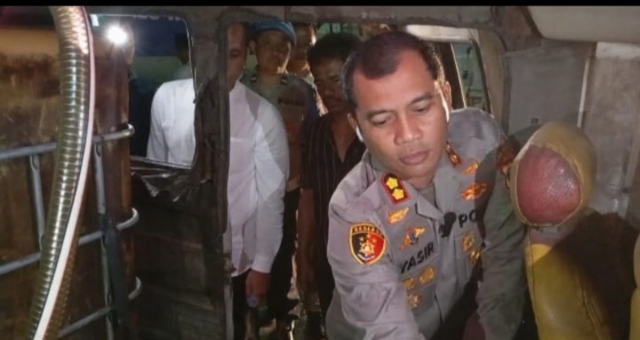 Kapolres Tapsel, AKBP Yasir Ahmadi bersama tim personil saat penggerebekan gudang yang berada di Desa Tolang Jae, Kecamatan Sayurmatinggi, Kabupaten Tapanuli Selatan . Kamis (30/5/2024). (Istimewa)